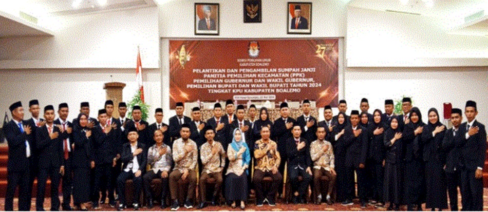 Foto bersama 35 anggota PPK dan Komisioner KPU Boalemo di Hotel Fox Kota Gorontalo. (F:hms KPU)