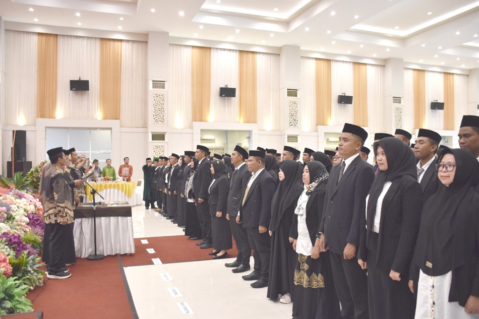 Pelantikan PPK Kabupaten Gorontalo oleh Ketua KPU bersama anggota. (F:humas)