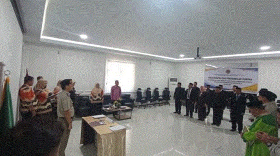 Prosesi pelantikan 11 orang Pejabat Pembuatan Akta Tanah Sementara (PPATS), di aula kantor Pertanahan Kabupaten Gorontalo. (F: Hms)
