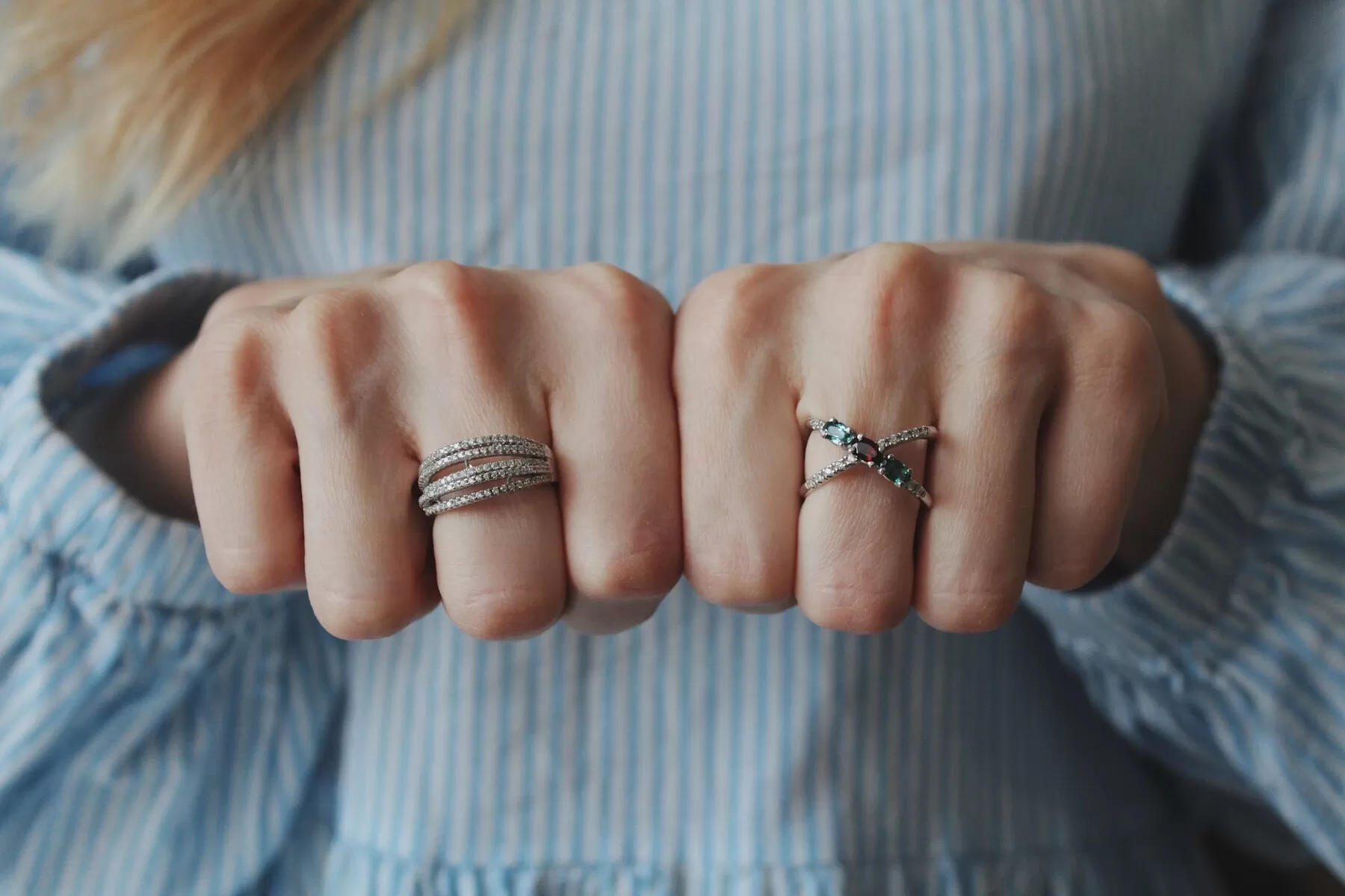 Ilustrasi seseorang memakai cincin. (Freepik/wirestock)