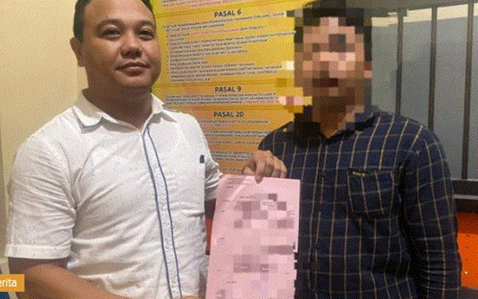 Tersangka saat menjalani pemeriksaan di Mapolresta Gorontalo (F:hms-pol).