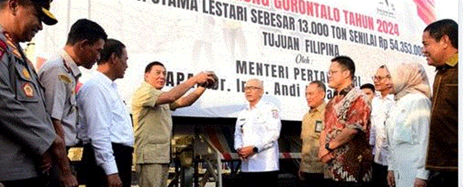 Pelepasan ekspor jagung ditandai  pemecahan kendi oleh  Asisten Khusus Menteri  Pertahanan, Letjen TNI (Purn) Sjafrie Sjamaoeddin, disaksikan Mentan Andi Amran Sulaiman dan Pj.Gubernur Gorontalo (F:HR