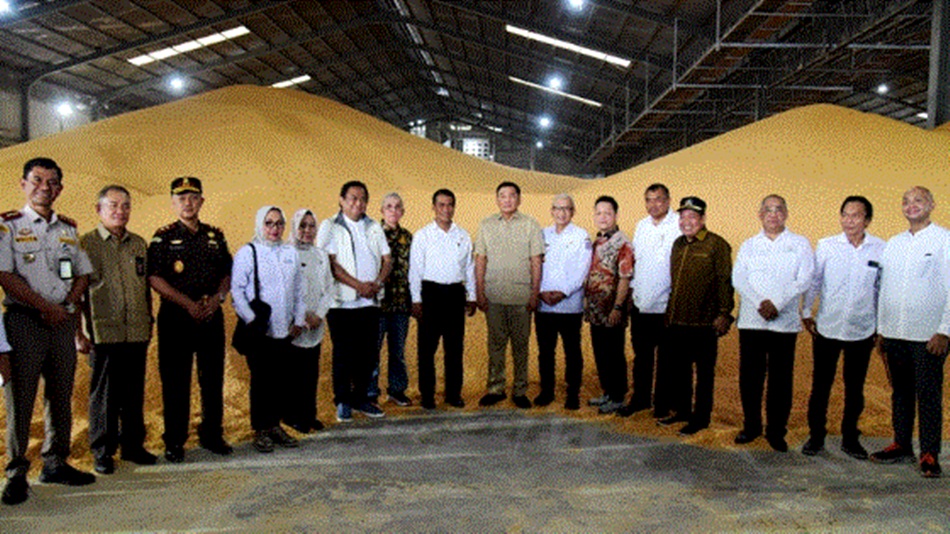 Foto bersama Mentan Andi Amran Sulaiman saat meninjau gudang jagung PT. Gorontalo   Pangan Lestari di Kecamatan Anggrek, Kabupaten Gorontalo Utara.  (Foto : Haris)