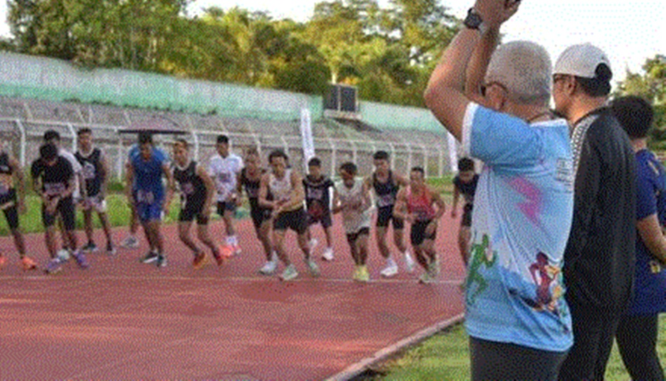 PJ. Gubernur Gorontalo Rudy Salahuddin saat melepas   peserta  atletik Event 5K   dalam rangka Kejurda tahun 2024 tingkat Provinsi Gorontalo,di Stadion Atletik Smart City Gorontalo .(F: Andika)