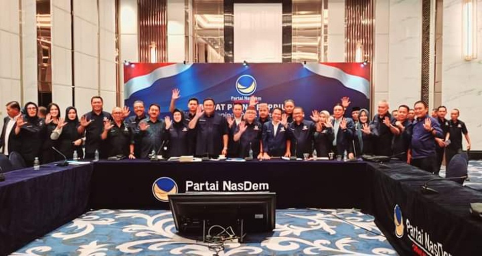 Ketua DPW Nasdem Gorontalo Rachmat Gobel foto bersama dengan para calon bupati dan Calon Wakil Bupati yang mendapatkan rekomendasi dari Partai Nasdem (F:istimewa)