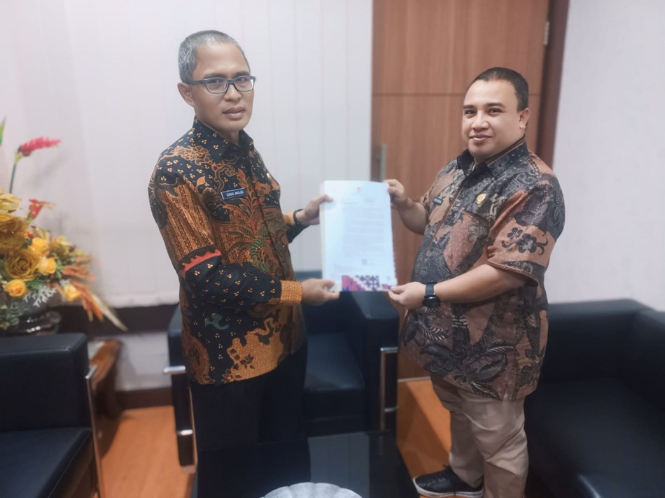 Karo Pamkesra Reflin Buata mewakili Pj Gubernur saat menyerahkan SK plh kepada  Ismail Madjid. (F:istimewa).