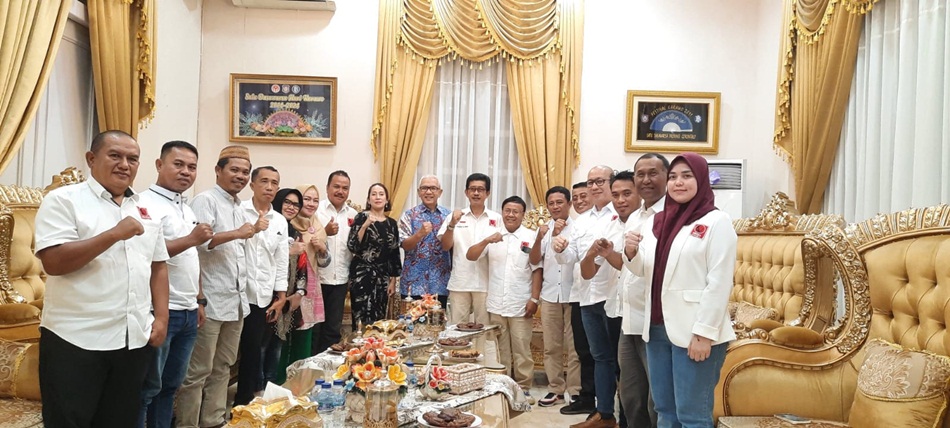 Pj Gubernur Gorontalo saat menerima kunjungan silaturahmi Projo Gorontalo di Rudis  Gubernur. (F:istimewa)