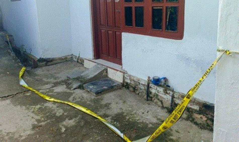 Garis polisi di rumah tukang bentor yang ditemukan meninggal dunia (F:Istimewa)