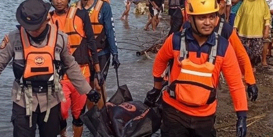 Jasad lansia Denari Paloa (78) saat dievakuasi di pesisir pantai Desa Biluhu Barat,  Kecamatan Biluhu, Kabupaten Gorontalo (F:ist)
