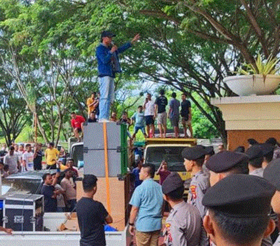 Sopir truk besama Aliansi Mahasiswa dan Masyarakat Peduli Daerah (AMMPD)  sedang  orasi di depan Kantor Gubernur Gorontalo (F:Istimewa)