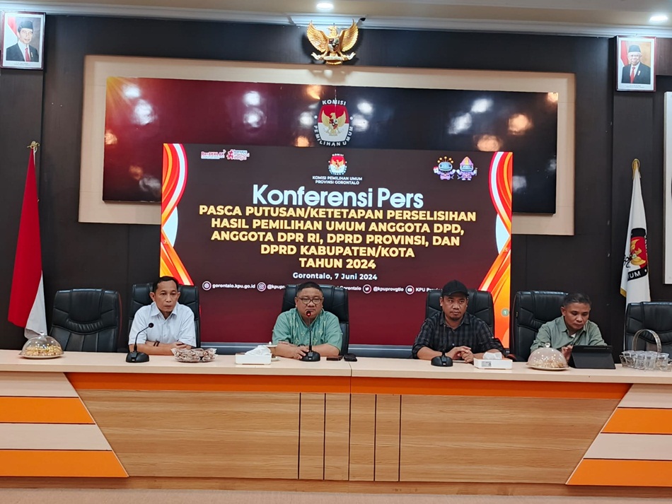 KPU Provinsi Gorontalo saat menggelar konferensi pers menindaklanjuti putusan MK.(F:Ist).