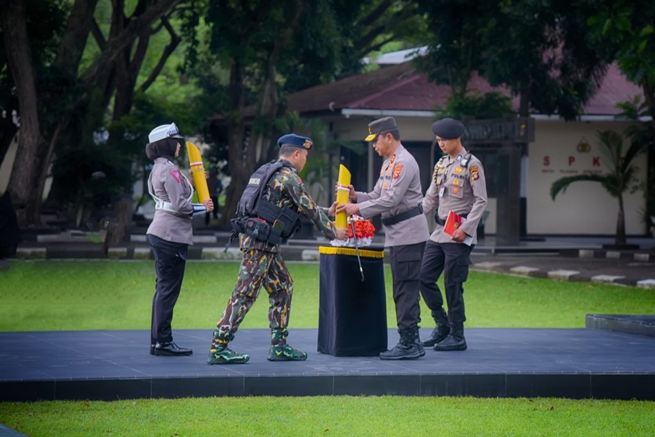 Polda Gorontalo gelar upacara penyerahan air suci jelang HUT Bhayangkara Ke-78 .(F:Hms-pol