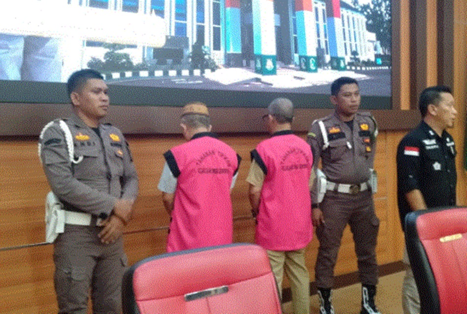 Kedua tersangka kasus gratifikasi proyek jalan Nani Wartabone ditahan setelah melalui pemeriksaan dari tim penyidik Kejati Gorontalo. (Foto: Ist)