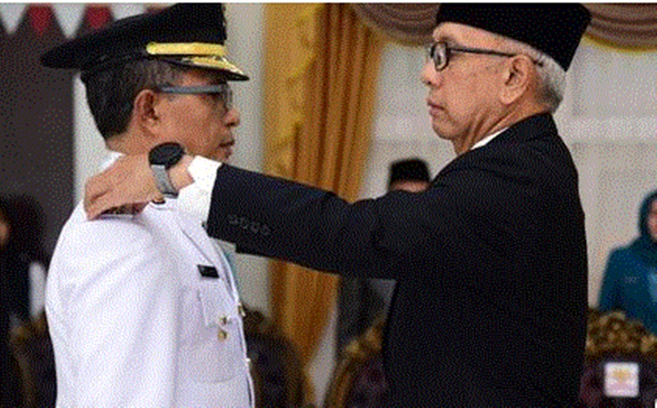 Pj. Wali Kota Gorontalo, Ismail Madjid, saat dilantik Pj Gubernur Rudy Salahudin di aula rumah jabatan Gubernur Gorontalo. (Foto : Haris)