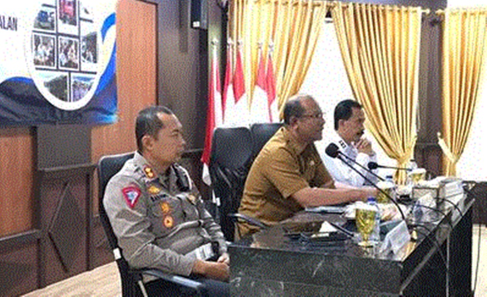 Sekdaprov Gorontalo Sofian Ibrahim didampingi Kadis Perhubungan Jamal Nganro dan Kapolres Kota , saat memimpin Rapat Koordinasi Forum LLAJ, di Ruang Huyula, Kantor Gubernuran, ( Foto &ndash; Intan)