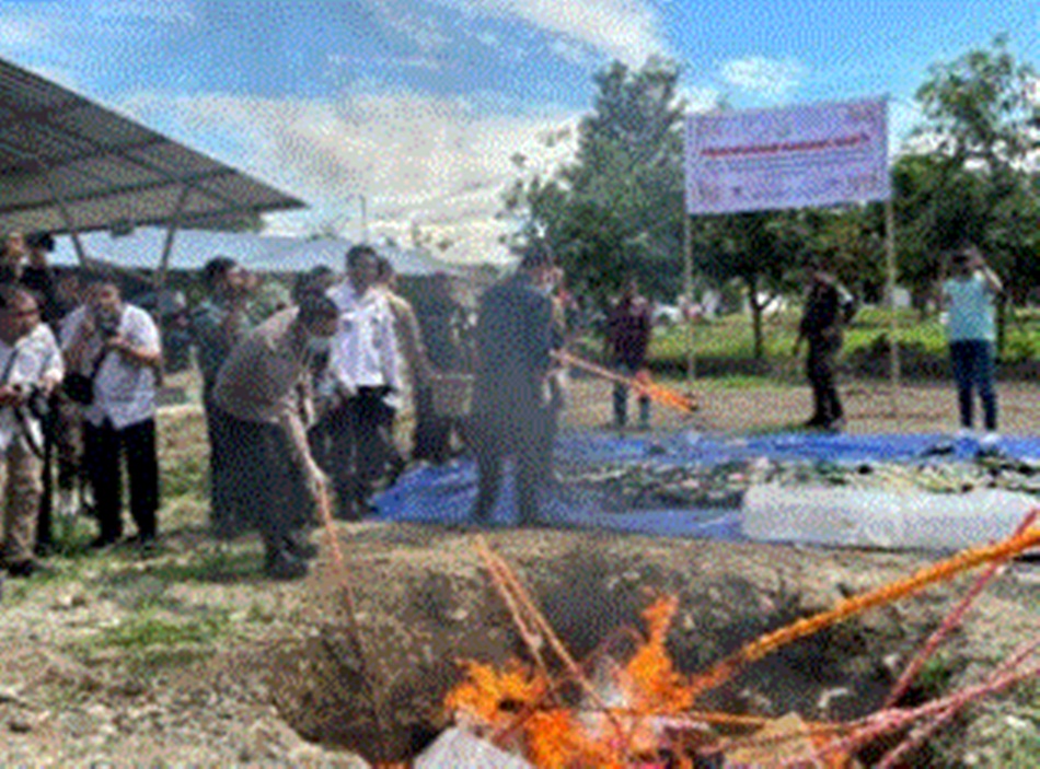Suasana pemusnahan miras dan obat-obat terlarang di Kejari Kabupaten Gorontalo.(F:Humas).