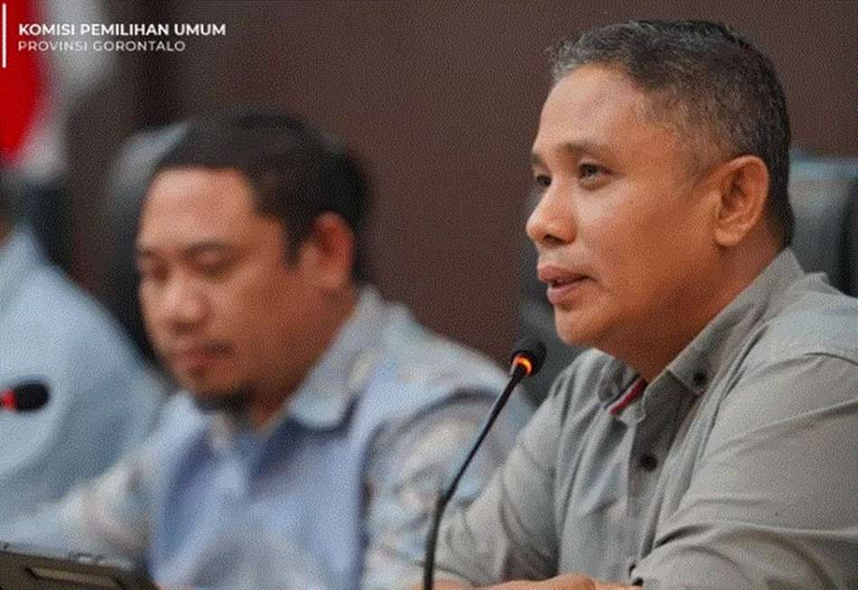 Komisioner KPU Provinsi Gorontalo Opan Hamsah saat  rapat koordinasi dengan pperwakilan Parpol (F:GPD)
