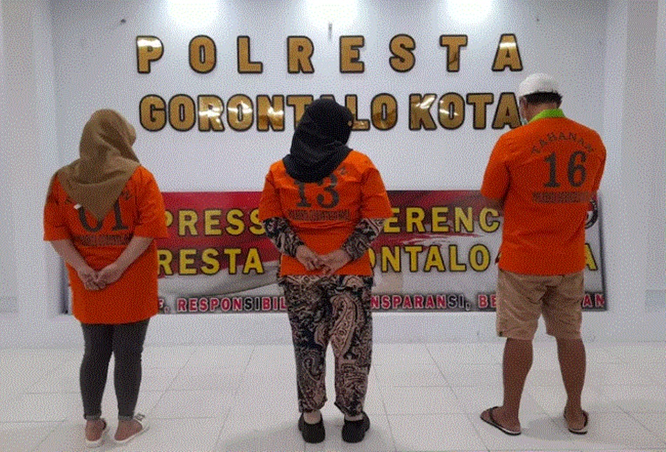 Tiga pelaku masing-masing dengan inisial AR alias Agus (48) NRL alias Nur, (22)  dan   MHH alias Masita (21) berhasil diamankan oleh Satres Narkoba Polresta Gorontalo Kota.(F:hms-pol)