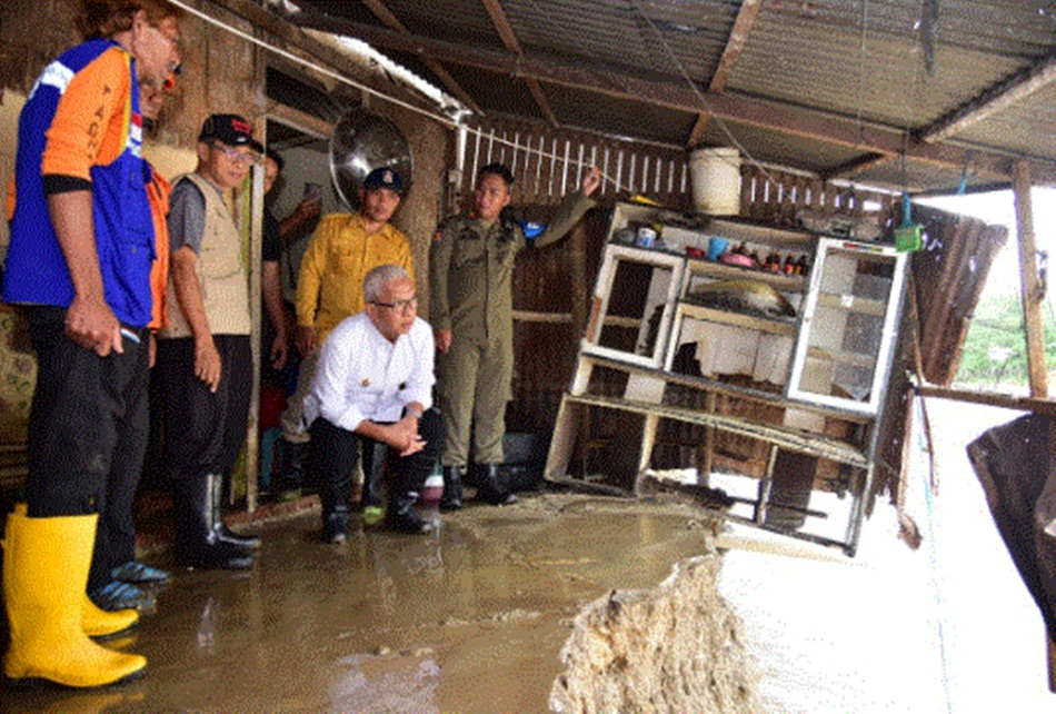 Pj. Gubernur Gorontalo Rudy Salahuddin saat meninjau dari dekat lokasi salah satu   rumah warga yang hanyut terbawa aliran sungai akibat banjir yang meluap di Kelurahan Bugis, . (Foto:Fikri)