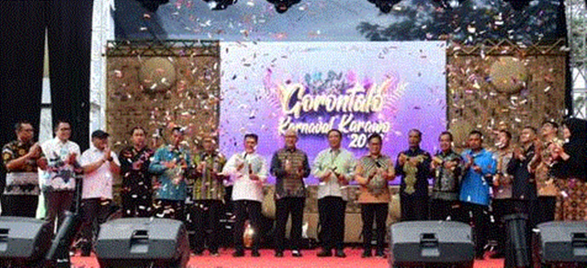 Pj Gubernur Gorontalo saat menerima cendera mata dari kontingen Kabupaten Balangan,  Kalimantan Selatan. Foto &ndash; Haris Diskominfotik)