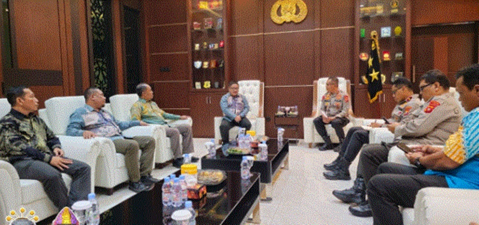 Jajaran KPU Provinsi Gorontalo  saat audiensi  dengan Kapolda Gorontalo (F:Humas)