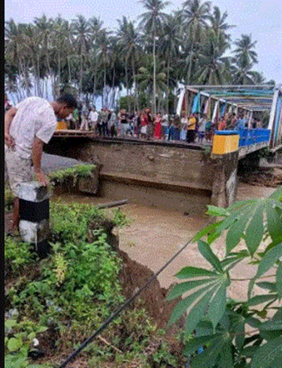 Kondisi jembatan ambruk  usai diterjang arus sungai di Desa Monano, Kecamatan Bone (Foto: WAG)
