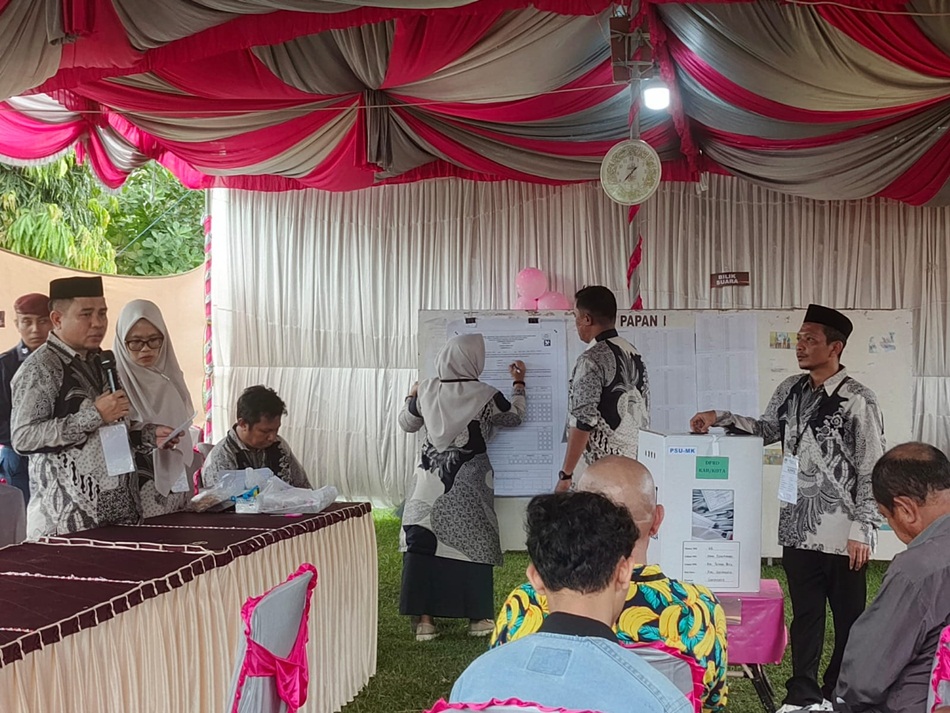 rapat rekapitulasi hasil suara PSU  di TPS 2 tauladengi Kabupaten Gorontalo. (F:istimewa)