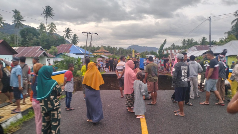 warga memadati lokasi jembatan yang ambruk diterjang banjir. (F: WAG)