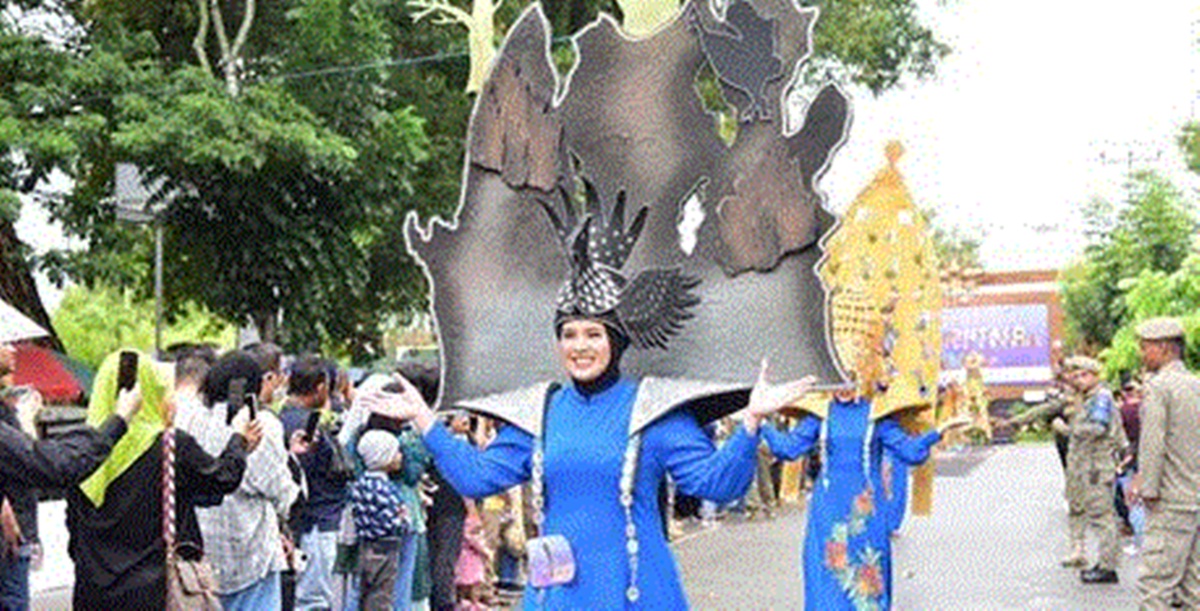 kontingen yang ikut   dalam parade Gorontalo Karnaval Karawo (GKK) tahun 2024, yang berlangsung di GOR  Nani Wartabone. ( Foto &ndash; Fadil)