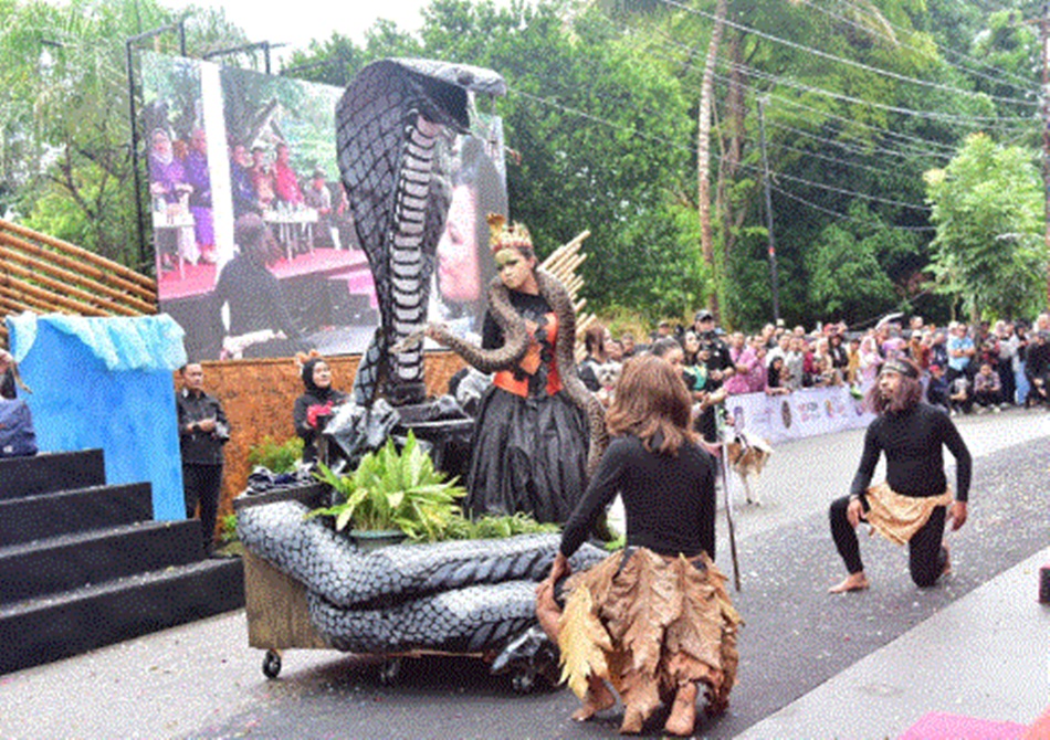 Penampilan Komunitas Pecinta Hewan Gorontalo menjadi salah satu kontingen yang ikut   dalam parade Gorontalo Karnaval Karawo (GKK) tahun 2024, yang berlangsung di GOR  Nani Wartabone. ( Foto &ndash; Fadil )
