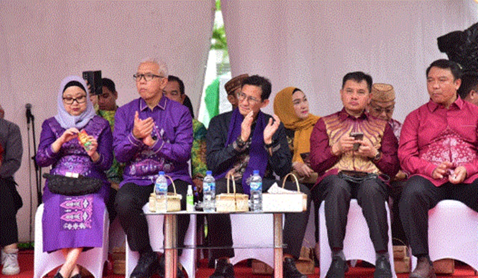 Menparekraf RI Sandiaga Salahudin Uno didampingi Pj. Gubernur Gorontalo Rudy   Salahuddin bersama istri dan tamu undangan lainnya, saat menyaksikan parade dalam  Gorontalo Karnaval Karawo. (F: Fadly)
