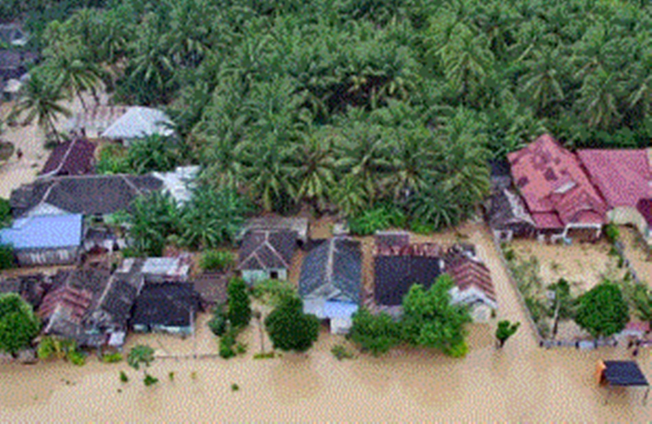 Suasana saat Banjir bandang menerjang wilayah Kabupaten Gorontalo, Provinsi Gorontalo. (F: istimewa)