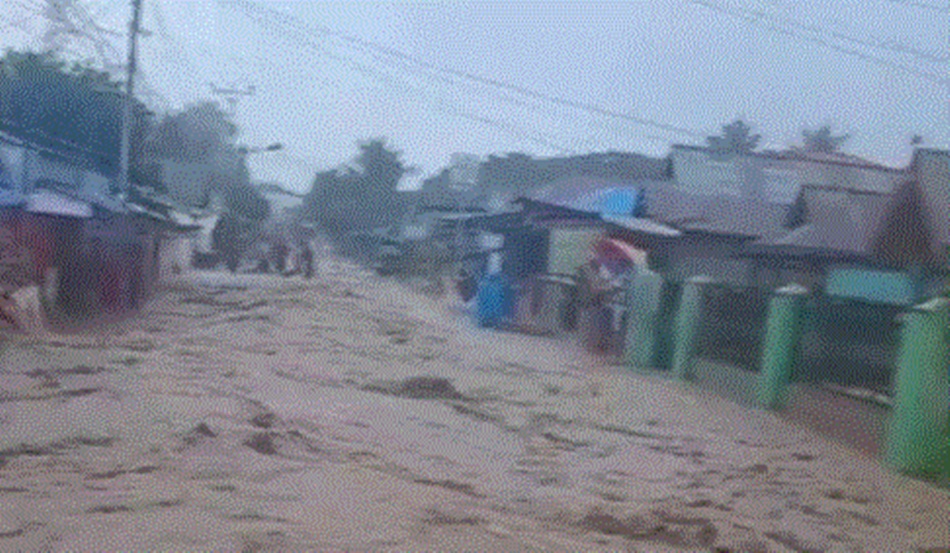 Suasana saat banjir melanda kelurahan Tenilo Kota Gorontalo (F:istimewa)