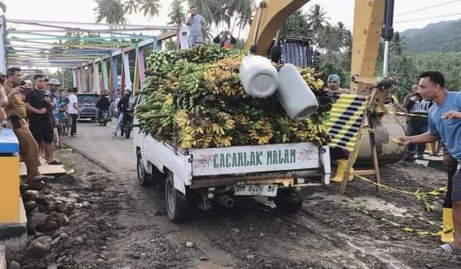 Suasana kendaraan yang sudah dapat melewati jembatan yang ambruk. (F:istimewa)