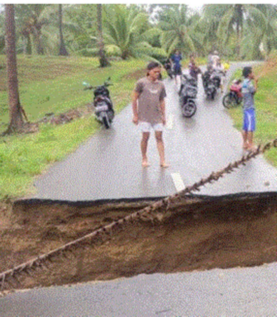 Warga saat melihat dari dekat  kondisi jalan putus akibat dihantam banjir (F:Istimewa).