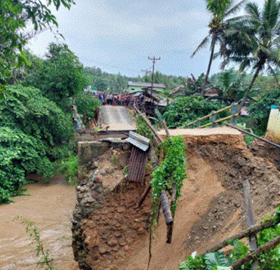 Kondisi jembata Pulubala yang ambruk akibat diterjang banjir (F:Istimewa).