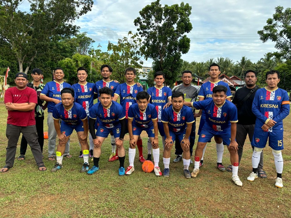 Tim Kresna FC  Sat Intelkam berpose usai juara Kapolres Cup (F:istimewa)
