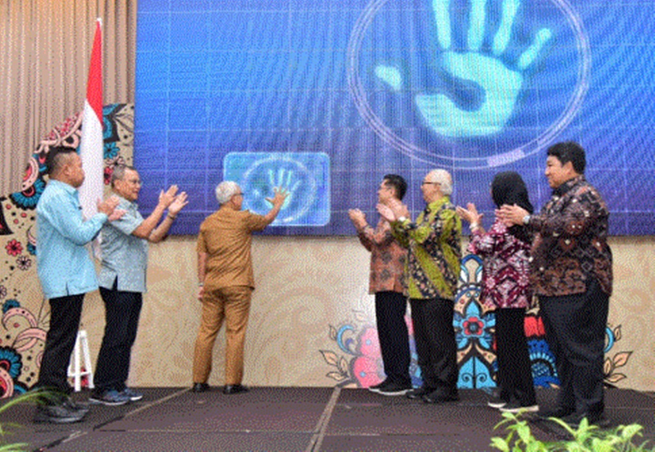 Pj. Gubernur Gorontalo Rudy Salahuddin saat meluncurkan aplikasi pengurusan izin   daerah yang diberi nama Gorontalo Online Single Submission Okey atau disingkat GOSSO. (F:Fikri).