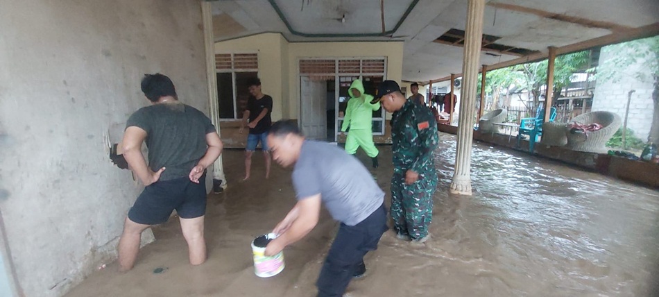 Aparat kepolisian Polsek Botupingge saat membantu warga yang terdampak banjir (F:Polsek Botuoingge).