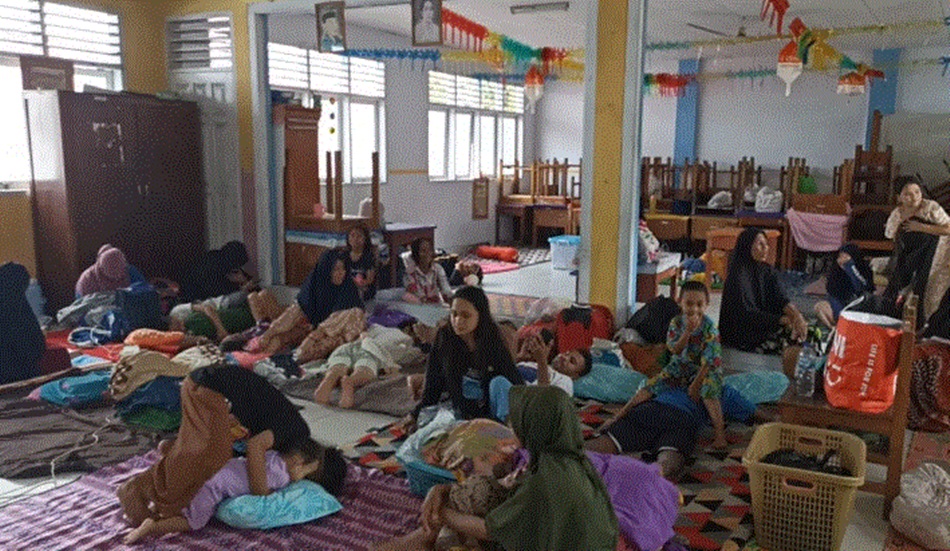 Warga Gorontalo yang terdampak banjir saat  mengungsi (F:istimewa)