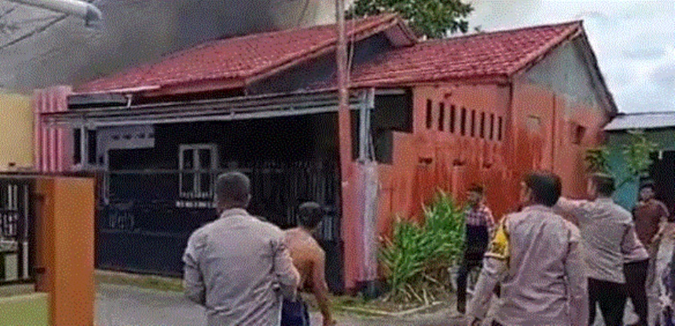 Personil Polsek Dungingi bantu padamkan api dan olah TKP kebakaran rumah (F:hms-Pol)