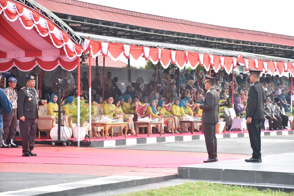 Kapolda Gorontalo Irjen Pol Drs. Pudji Prasetijanto Hadi MH, saat memimpin upacara HUT Bhayangkara ke-78 yang berlangsung di lapangan Tribrata SPN Batudaa. (F:Hms-Pol)
