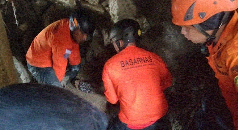 Basarnas saat melakukan evakuasi terhadap korban longsor di lokasi jembatan  ambruk. (Dok. Istimewa)