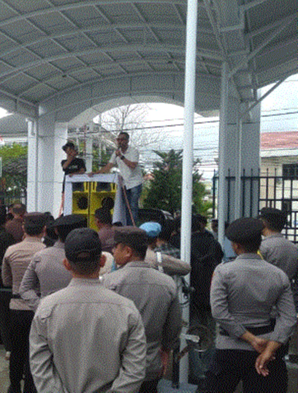 Petugas kepolisian mengawal unjuk rasa  di Kejaksaan Tinggi Gorontalo. Foto: Ist)