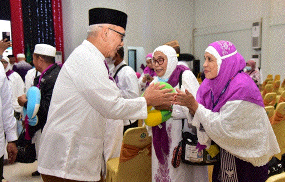 Pj. Gubernur Gorontalo Rudy Salahuddin saat menerima kedatangan jemaah haji yang  tergabung dalam kelompok terbang (kloter) 12  di aula El   Madinah Mess Haji Provinsi Gorontalo (Foto &ndash; Nova ).