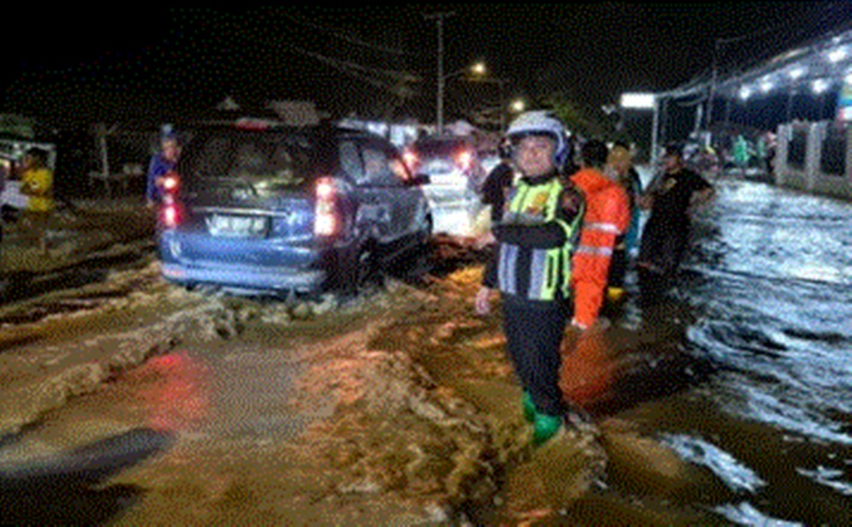 Suasana kemacetan yang terjadi di ruas jalan Trans Desa Tenilo Kabupaten Gorontalo.(F:istimewa).