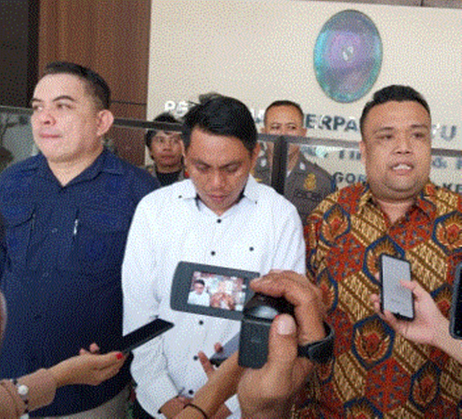 Terdakwa didampingi kuasa hukum dan Kepalsa Satpol saat memberikan keterangan pers. (F:ist)