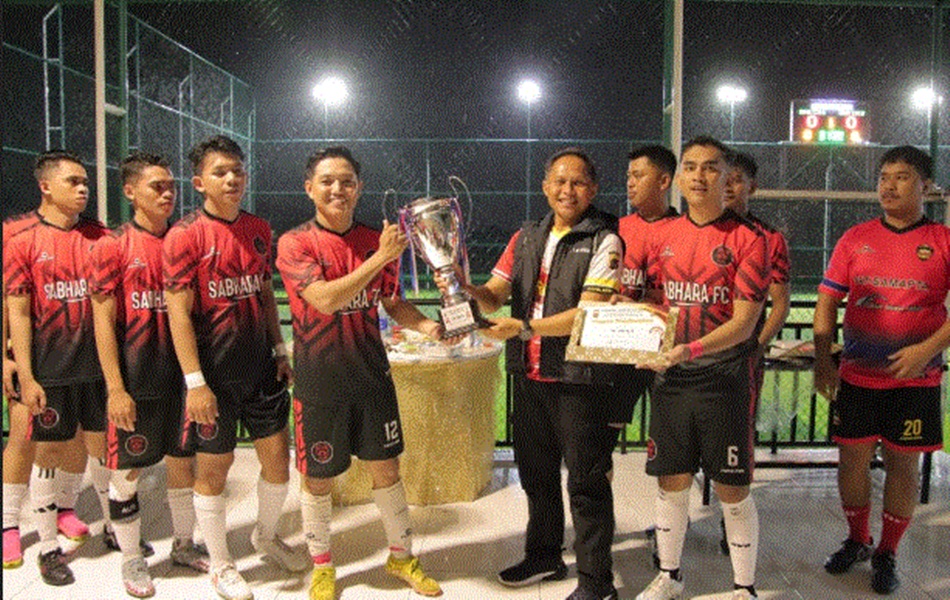 Kapolresta Gorontalo Kota Kombespol Dr.Ade   Permana,SIK,MH. saat menyerahkan trophy kepada pemenang (F:hms-Pol)