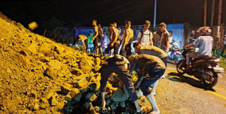 Kegiatan kerja bakti yang dilakukan oleh anggota TNI-Polri dan aparat kecamatan Dumbo Raya serta warga setempat. (F:hms-pol)