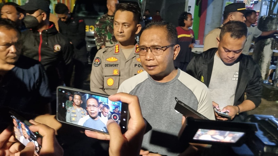 Kapolda Gorontalo Irjen Pol. Pudji  Prasetijanto Hadi, didampingi Kabid Humas Kombes   Pol. Desmont Harjendro dan beberapa PJU serta Kapolres Bone Bolango Akbp  Muhammad Alli  (F: Hms-pol)